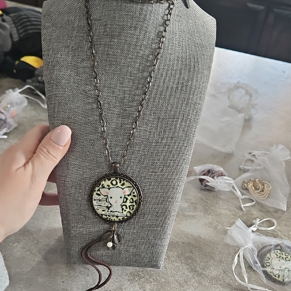Chic Pendant Necklace with Animal Print